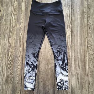 NWOT ZYIA XS Marbled 3/4 Leggings